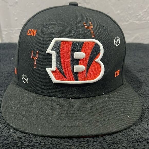 🏈 “NEW” CINCINNATI BENGALS NFL  All Over Print NEW ERA Fitted Flat Bill HAT Sz7 - Picture 1 of 8
